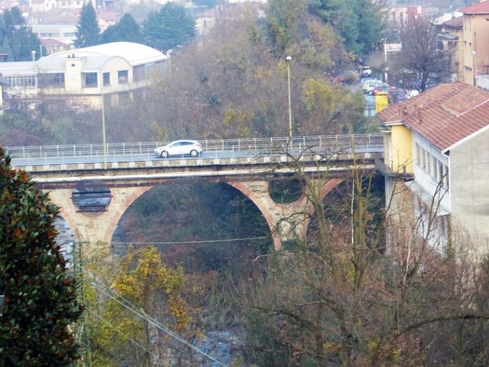 Donna originaria della Valle si getta da ponte sullo Strona a Omegna