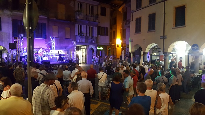 Anche danze e musica per la prima serata della patronale omegnese. Fotogallery