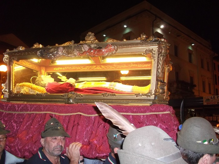 La Processione con l'Urna di San Vito caratterizza il sabato della festa di Omegna