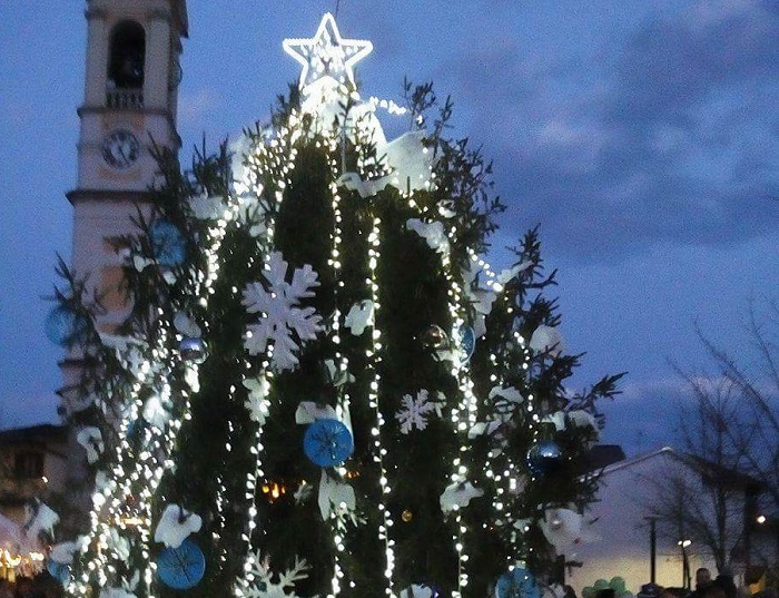 Acceso l'albero di Natale anche a Gravellona 