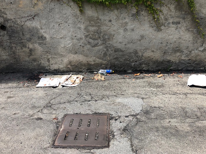 Ancora immondizia sui lati della strada che collega Gravellona a Mergozzo