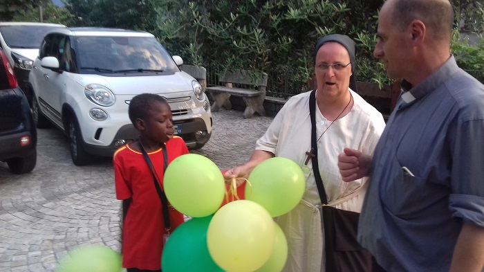 Festa all'oratorio di Cuzzego per l'arrivo di Suor Marcella. Video