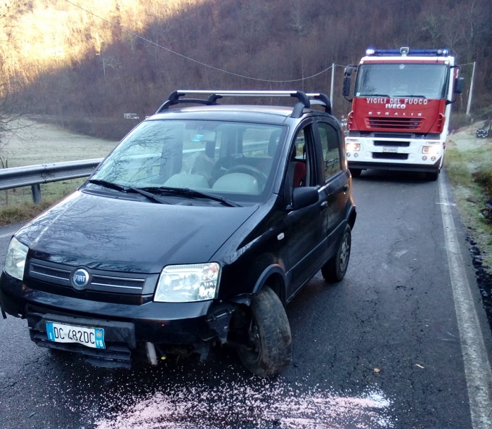 Il ghiaccio sulla strada provoca incidente ad Arola