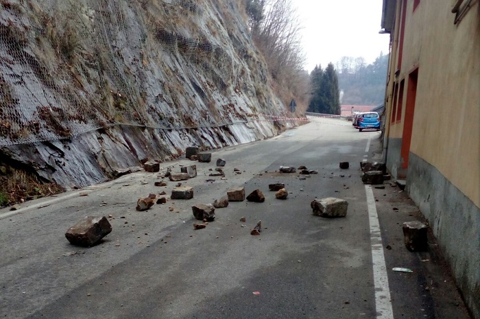 Pick up si ribalta sopra via Erbera e la strada resta chiusa per sicurezza