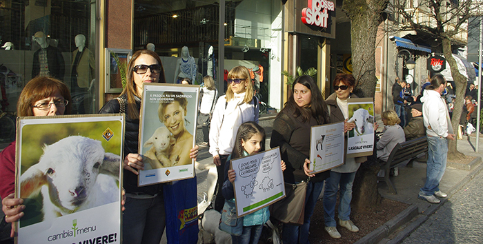  Flash Mob della Lav a Domo e Verbania contro l’uccisione dei capretti a Pasqua