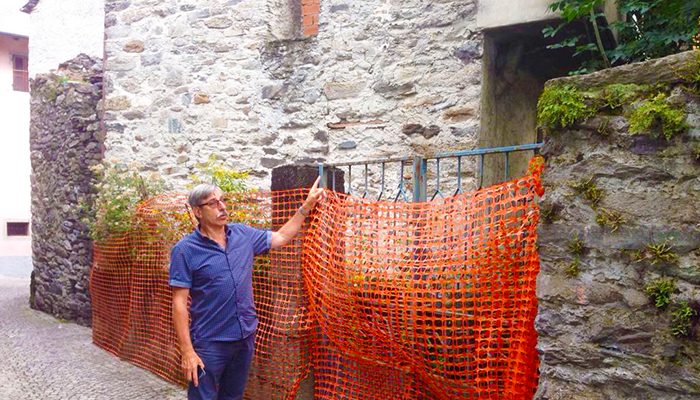 Pallanzeno, demoliti tre edifici per fare una nuova piazza. Foto