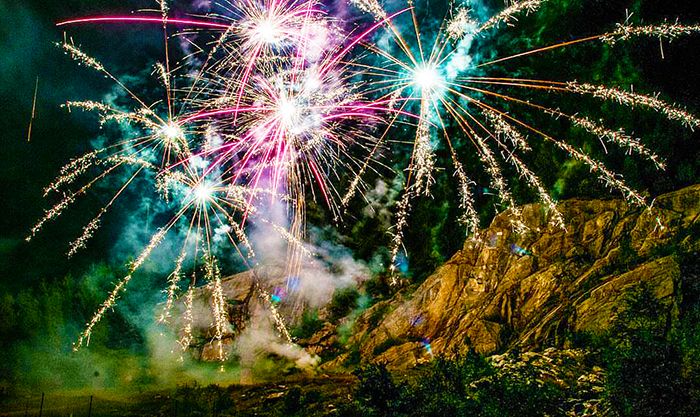 Spettacolari fuochi d'artificio con la parete est del Monte Rosa. A Ferragosto a San Domenico. Fotogallery