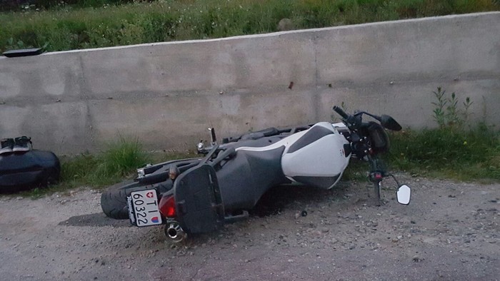 Motociclista svizzero esce di strada in curva e si schianta contro un muro (foto) 