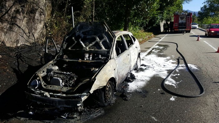 Auto in fiamme sulla statale (foto)