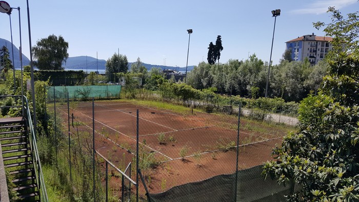 L’ex tennis abbandonato e in stato di degrado (foto)