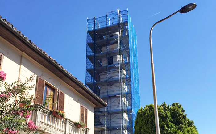 La festa della Madonna della Croce con il vescovo e la processione delle barche