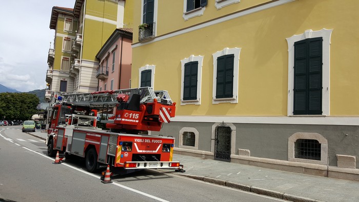 Un fulmine distrugge un camino: vigili del fuoco al lavoro sul lungolago (foto)