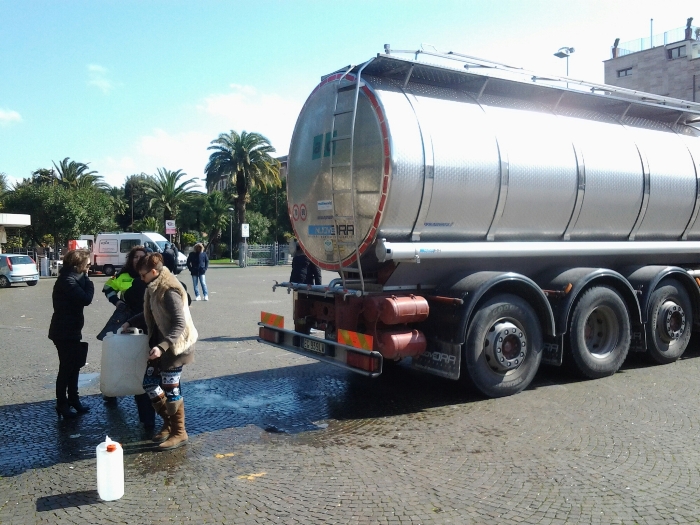 Acqua inquinata da benzene, 4.500 famiglie “a secco”