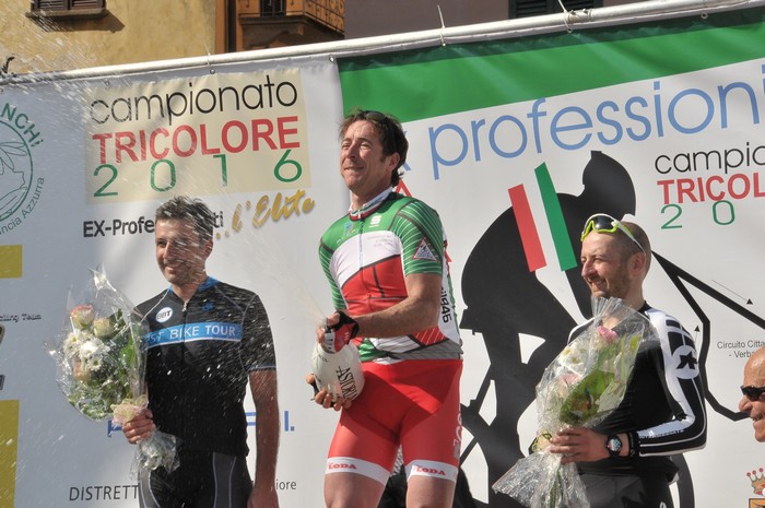 Da Zandegù a Ballan: generazioni di ex pro del ciclismo sfilano a Verbania (foto)