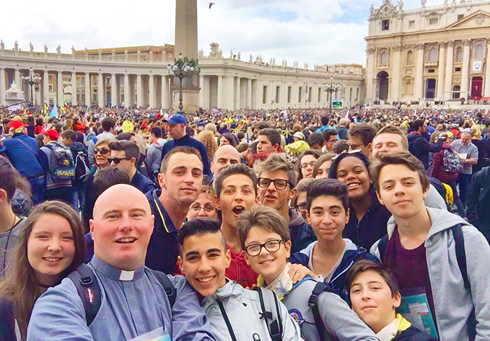 “Abbiamo stretto la mano al papa”. In piazza san Pietro i 50 domesi per il Giubileo dei giovani. Fotogallery e video