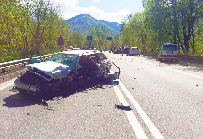    Incidente tra due auto ed una moto in superstrada. Tre all'ospedale, uno grave. Fotogallery