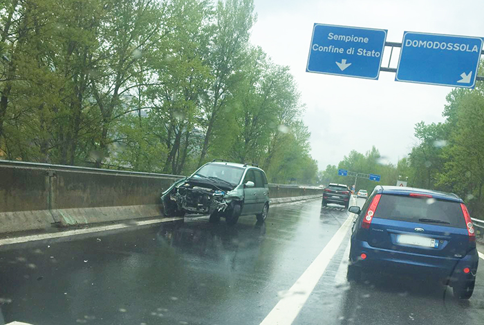 Auto sbatte contro il guard rail e perde parte dell'anteriore sulla superstrada