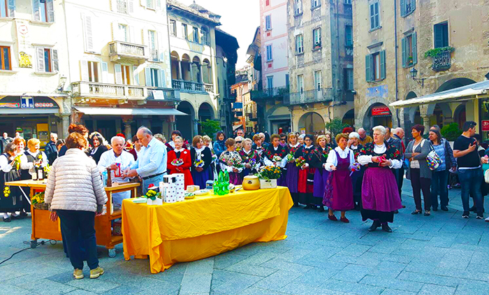 Le prelibatezze dell'Ossola in tv su Retequattro. Diretta da piazza Mercato con Mengacci. Video e fotogallery