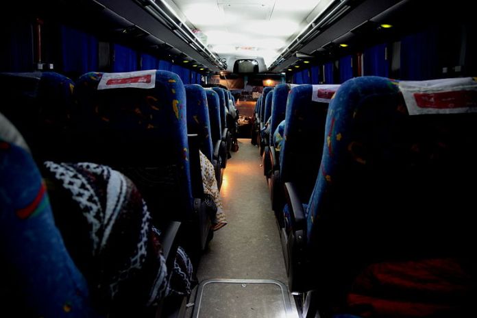 Pullman senza cinture di sicurezza, la gita scolastica non parte