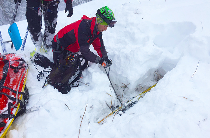 Dimostrazione dell’attività svolta sulla neve dal Soccorso Alpino della Gdf agli alunni di Baceno
