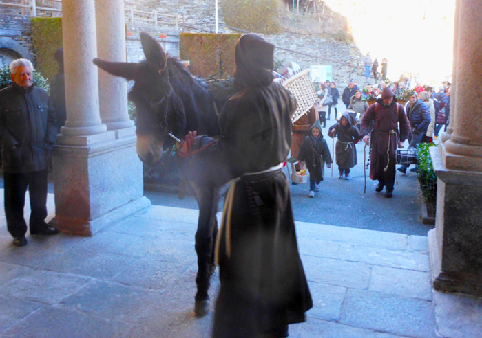 Asini in chiesa per la festa di “Fratitt” a Calasca