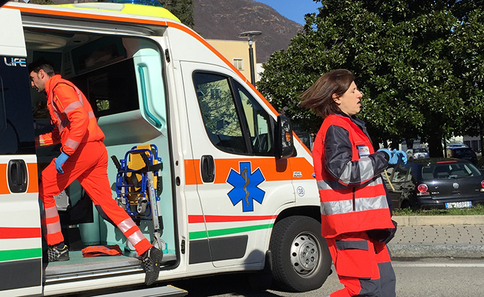 Due giovani morte in un incidente stradale a Suno, un'amica lotta per la vita in ospedale