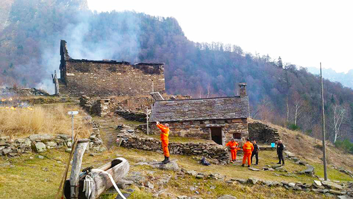 Incendio in Val Grande forse sviluppato dal rifugio. Aib in azione per spegnerlo. Foto
