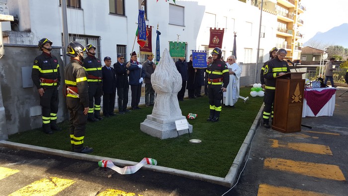 Un monumento ai vigili del fuoco e la solidarietà d’un calendario (foto e video)