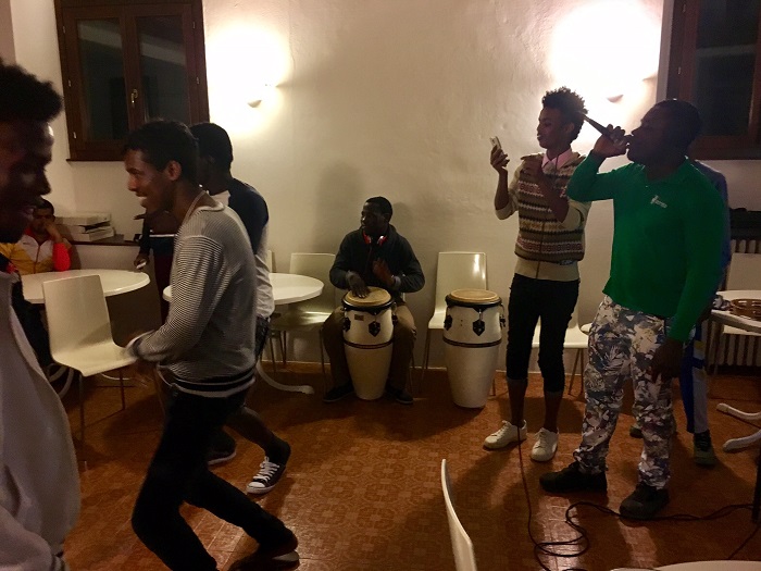 Buon successo per Karaoke con i richiedenti asilo a Boleto