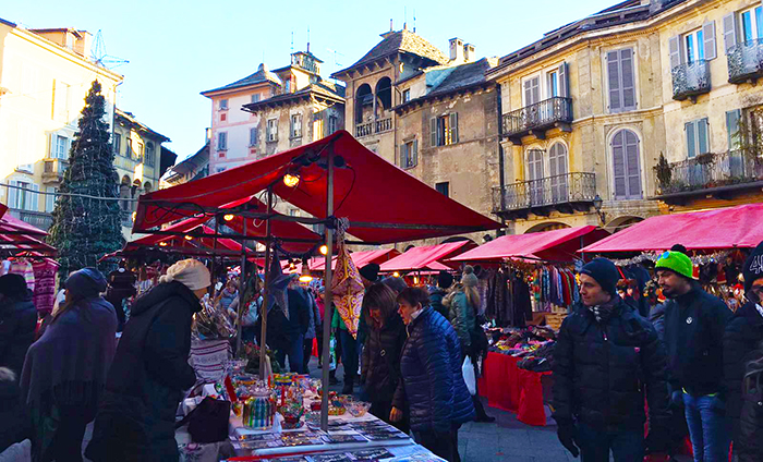La magia delle bancarelle rosse nel Borgo domese, assalto ai Mercatini di Natale. Video e foto