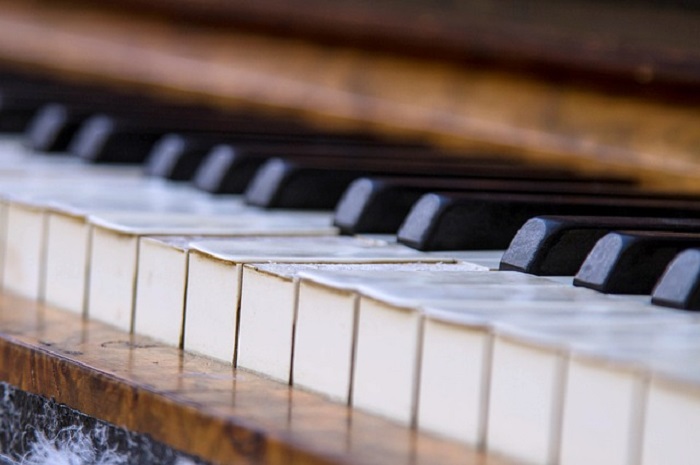 Un concerto di pianoforte per la scuola media colpita dal terremoto