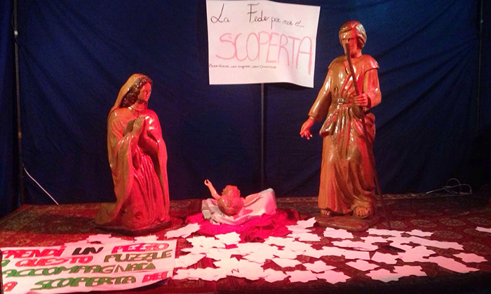 A Villa il presepe allestito all'esterno della parrocchiale dai ragazzi dell'oratorio