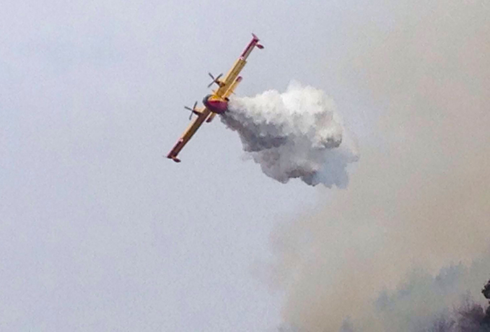 Incendio in Vigezzo, ripresi i voli di Canadair ed elicottero. Si cerca un piromane