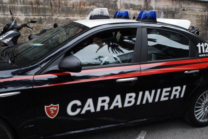 Profugo s’abbassa i pantaloni in piazza di fronte a due donne: denunciato