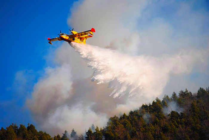Incendio in Vigezzo, contenute le fiamme nella notte. Ripresi i lanci con Canadair ed elicotteri. Fotogallery