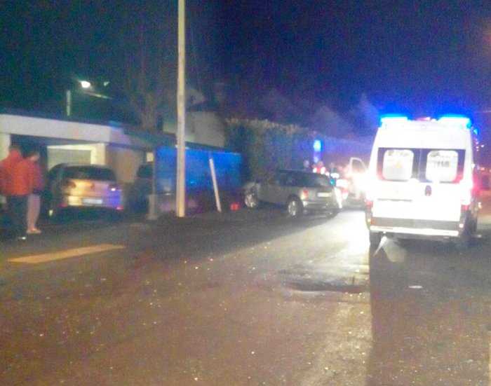 Auto sbatte violentemente contro una recinzione, il motore si stacca e rotola per 20 metri. Fotogallery