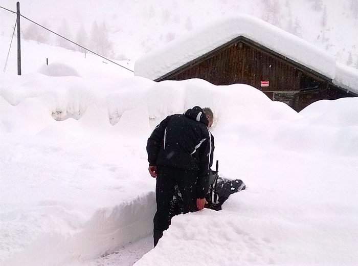 Cheggio, tre famiglie isolate da mezzo metro di neve: “Strada chiusa, nessuno ci ha avvisati, e domenica chi scia?"