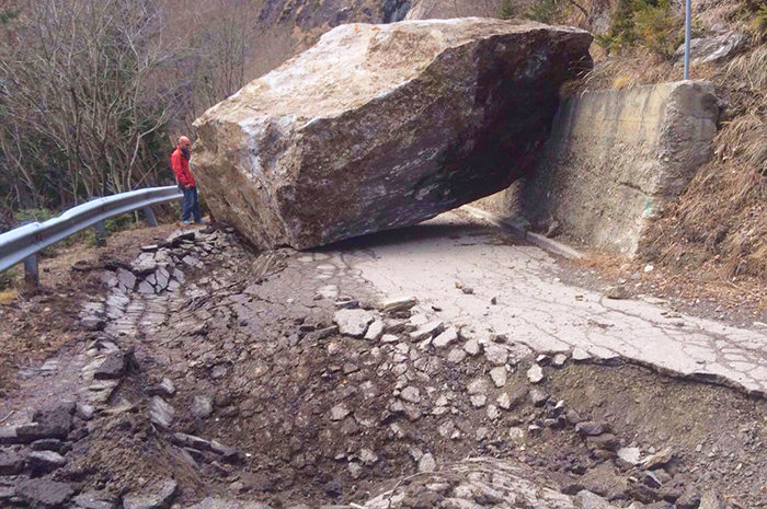 Riapre sabato la strada per il Devero. Rimosso il masso caduto