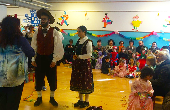 Festa in maschera con i bambini dell'asilo per il Togn e la Cia. Stasera il Ballo sotto i portici
