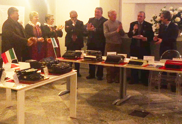 Inaugurata a Domo la mostra di macchine da scrivere d’epoca. Concorso in ricordo di don Tullio Bertamini. Video e fotogallery