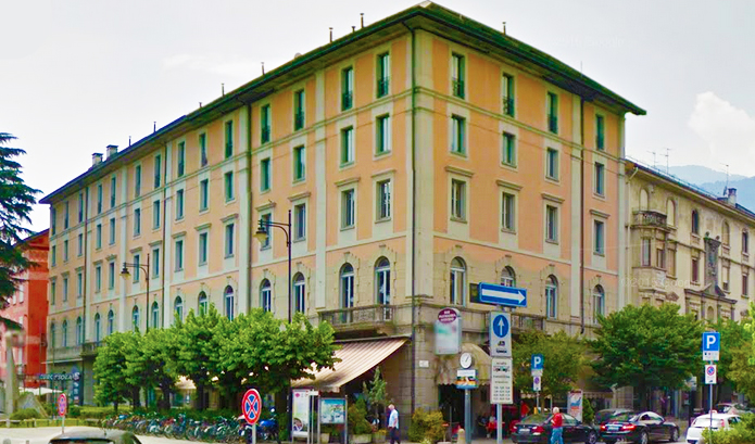 “Potrebbero essere oltre cento i migranti ospitati in quel palazzo”. Preoccupazione tra i residenti in stazione