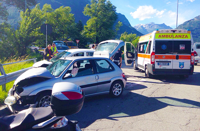 Incidente frontale tra due auto in via Piave, una ragazza trasportata in ospedale