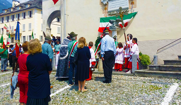Patronale a Toceno, processione e corona d'alloro ai caduti. Foto