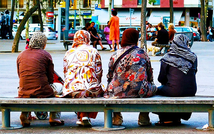 A Domo arrivati altri sette profughi, sono donne e bambini. Pizzi si consulta con un rinomato legale
