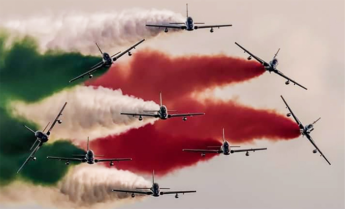 Arona: tutti a naso all'insù ad ammirare le Frecce tricolori. Video