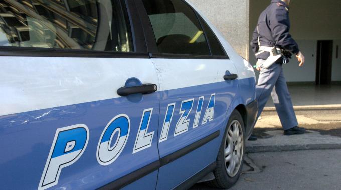 Entrano nel bar col piede di porco e trovano l’uomo delle pulizie