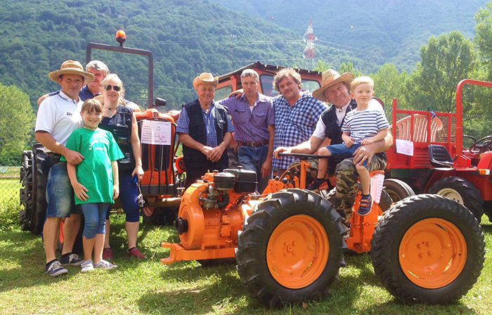 Festa con l'Associazione “Amici dei trattori” per finanziare la strada per Cosasca monte. Video e foto