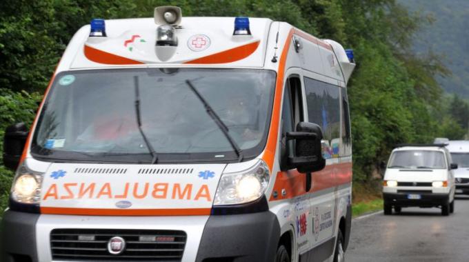 Donna con passeggino investita: è grave