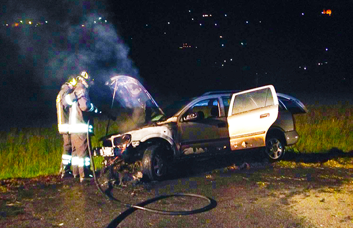Auto sbanda e prende fuoco sul rettilineo tra Domo e Villa. Fotogallery