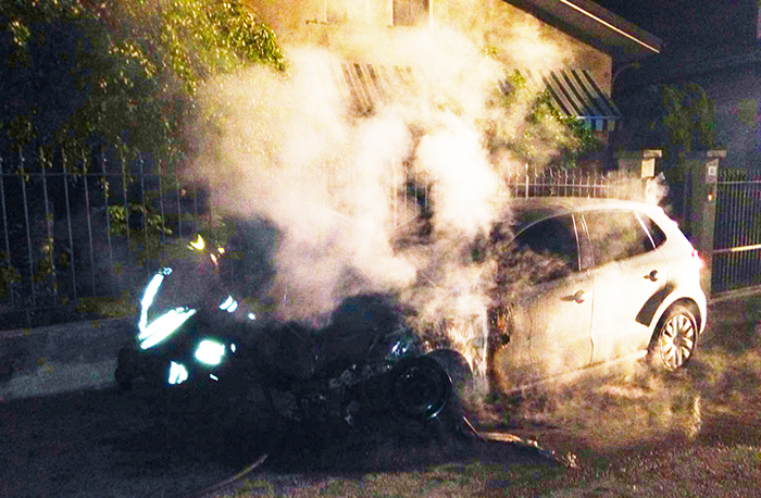 Domo: auto bruciata nella notte. Era posteggiata fuori casa alla Cappuccina. Fotogallery